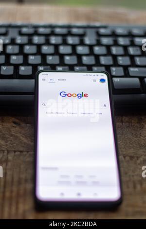 Logo Google gros plan affiché sur l'écran d'un téléphone, smartphone sur un clavier est vu dans cette illustration à exposition multiple, le symbole de l'entreprise est mondialement reconnu. Google, LLC est un géant américain de la technologie, une société multinationale de technologie qui se spécialise dans les services et les produits liés à Internet, qui comprennent des technologies de publicité en ligne, un moteur de recherche, le cloud computing, les logiciels, et le matériel. Il est considéré comme l'une des quatre grandes entreprises technologiques aux États-Unis . Amsterdam, pays-Bas sur 22 octobre 2020 (photo de Nicolas Economou/NurPhoto) Banque D'Images