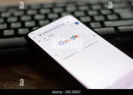 Logo Google gros plan affiché sur l'écran d'un téléphone, smartphone sur un clavier est vu dans cette illustration à exposition multiple, le symbole de l'entreprise est mondialement reconnu. Google, LLC est un géant américain de la technologie, une société multinationale de technologie qui se spécialise dans les services et les produits liés à Internet, qui comprennent des technologies de publicité en ligne, un moteur de recherche, le cloud computing, les logiciels, et le matériel. Il est considéré comme l'une des quatre grandes entreprises technologiques aux États-Unis . Amsterdam, pays-Bas sur 22 octobre 2020 (photo de Nicolas Economou/NurPhoto) Banque D'Images