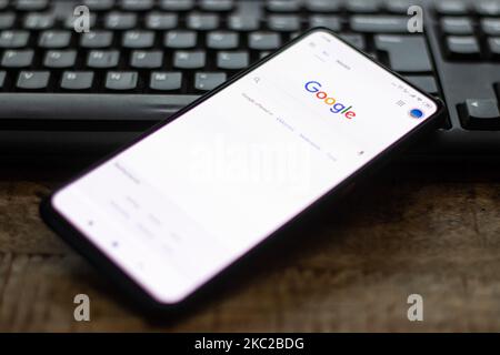 Logo Google gros plan affiché sur l'écran d'un téléphone, smartphone sur un clavier est vu dans cette illustration à exposition multiple, le symbole de l'entreprise est mondialement reconnu. Google, LLC est un géant américain de la technologie, une société multinationale de technologie qui se spécialise dans les services et les produits liés à Internet, qui comprennent des technologies de publicité en ligne, un moteur de recherche, le cloud computing, les logiciels, et le matériel. Il est considéré comme l'une des quatre grandes entreprises technologiques aux États-Unis . Amsterdam, pays-Bas sur 22 octobre 2020 (photo de Nicolas Economou/NurPhoto) Banque D'Images