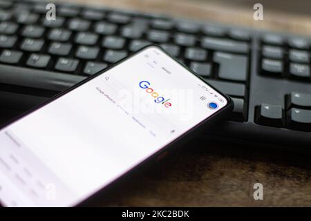 Logo Google gros plan affiché sur l'écran d'un téléphone, smartphone sur un clavier est vu dans cette illustration à exposition multiple, le symbole de l'entreprise est mondialement reconnu. Google, LLC est un géant américain de la technologie, une société multinationale de technologie qui se spécialise dans les services et les produits liés à Internet, qui comprennent des technologies de publicité en ligne, un moteur de recherche, le cloud computing, les logiciels, et le matériel. Il est considéré comme l'une des quatre grandes entreprises technologiques aux États-Unis . Amsterdam, pays-Bas sur 22 octobre 2020 (photo de Nicolas Economou/NurPhoto) Banque D'Images