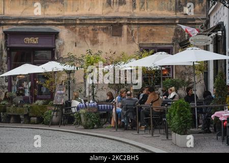 Vue sur le café Camelot situé dans la vieille ville de Cracovie. Selon des informations non officielles, le Premier ministre Mateusz Morawiecki annoncera la fermeture de tous les pubs, bars et restaurants lors de la réunion. Les nouvelles restrictions devraient entrer en vigueur lundi. Sur 22 octobre 2020, à Cracovie, en Pologne. (Photo par Artur Widak/NurPhoto) Banque D'Images