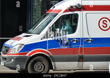 Vue sur une ambulance dans le centre de Cracovie. Le ministère de la Santé a signalé aujourd'hui 12 107 nouveaux cas et 168 décès, un nouveau record quotidien de nouveaux cas et de décès. Selon des informations non officielles, le Premier ministre Mateusz Morawiecki annoncera la fermeture de tous les pubs, bars et restaurants lors de la réunion. Les nouvelles restrictions devraient entrer en vigueur lundi. Sur 22 octobre 2020, à Cracovie, en Pologne. (Photo par Artur Widak/NurPhoto) Banque D'Images