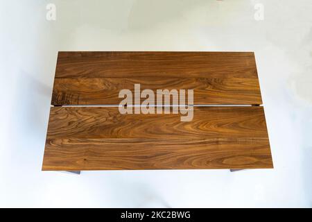 Vue de dessus chaise ronde en bois d'époque sur fond de sol en béton de ciment. Banque D'Images