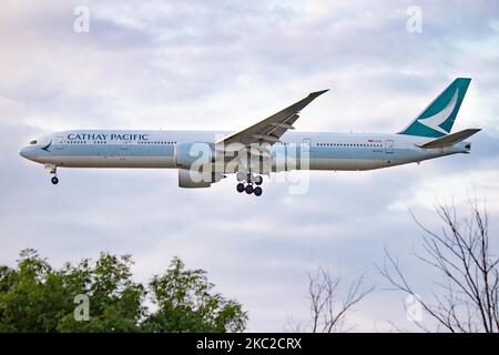 Avion Boeing 777 Cathay Pacific tel qu'observé lors de l'approche finale en vol et en atterrissage sur la piste nord de l'aéroport international de Londres Heathrow LHR EGLL en Angleterre, au Royaume-Uni. L'avion long-courrier Boeing 777-300ER à corps large relie la capitale britannique à Hong Kong. L'avion B777 ou B773 a l'enregistrement B-KPQ et est alimenté par des moteurs à jet 2x GE. Cathay Pacific Airways CPA CX est le porte-drapeau de Hong Kong et membre de l'alliance aérienne oneworld. Londres Heathrow, Royaume-Uni sur 28 mai 2020 (photo de Nicolas Economou/NurPhoto) Banque D'Images