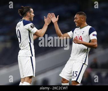 Le G-R Tottenham Hotspur Gareth Bale célèbre son propre but avec Carlos Vincius de Tottenham Hotspur pendant le Groupe J de la Ligue européenne entre Tottenham Hotspur et LASK au stade Tottenham Hotspur , Londres, Angleterre, le 22nd octobre 2020 (photo par action Foto Sport/NurPhoto) Banque D'Images