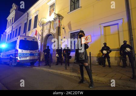 Un activiste vu à côté du Palais des évêques et de la fenêtre papale lors d'une manifestation Pro-Choice dans le centre de Cracovie. La Cour suprême polonaise a statué jeudi, 22 octobre, que la loi autorisant l'interruption de grossesse en raison de lésions fœtales est inconstitutionnelle, ce qui a effectivement resserré l'un des régimes d'avortement les plus stricts d'Europe.On 23 octobre 2020, à Cracovie, en Pologne. (Photo par Artur Widak/NurPhoto) Banque D'Images