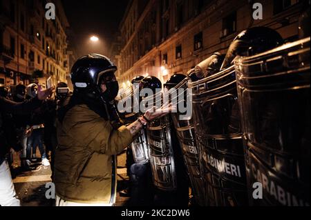 Les citoyens et les commerçants protestent avec des affrontements contre la police après le couvre-feu imposé par le gouverneur de la région Campanie Vincenzo de Luca pour contenir la propagation du virus Covid-19, comme une forme de protestation contre le couvre-feu et Lockdown, près du palais de la région de Naples, Italie sur 23 octobre 2020. Le lock-down après 11pm et l'interdiction interrégionale de voyager, imposée comme une forme de confinement du virus Covid-19 par le Président de la région Campanie Vincenzo de Luca ces derniers jours et en vigueur aujourd'hui sur 23 octobre 2020, a provoqué une série de protestations et de désapprobation par citi Banque D'Images