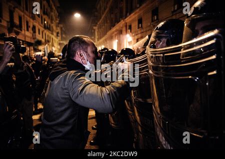 Les citoyens et les commerçants protestent avec des affrontements contre la police après le couvre-feu imposé par le gouverneur de la région Campanie Vincenzo de Luca pour contenir la propagation du virus Covid-19, comme une forme de protestation contre le couvre-feu et Lockdown, près du palais de la région de Naples, Italie sur 23 octobre 2020. Le lock-down après 11pm et l'interdiction interrégionale de voyager, imposée comme une forme de confinement du virus Covid-19 par le Président de la région Campanie Vincenzo de Luca ces derniers jours et en vigueur aujourd'hui sur 23 octobre 2020, a provoqué une série de protestations et de désapprobation par citi Banque D'Images