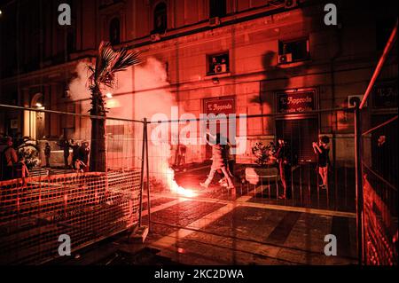 Les citoyens et les commerçants protestent avec des affrontements contre la police après le couvre-feu imposé par le gouverneur de la région Campanie Vincenzo de Luca pour contenir la propagation du virus Covid-19, comme une forme de protestation contre le couvre-feu et Lockdown, près du palais de la région de Naples, Italie sur 23 octobre 2020. Le lock-down après 11pm et l'interdiction interrégionale de voyager, imposée comme une forme de confinement du virus Covid-19 par le Président de la région Campanie Vincenzo de Luca ces derniers jours et en vigueur aujourd'hui sur 23 octobre 2020, a provoqué une série de protestations et de désapprobation par citi Banque D'Images