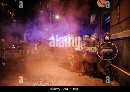 Les citoyens et les commerçants protestent avec des affrontements contre la police après le couvre-feu imposé par le gouverneur de la région Campanie Vincenzo de Luca pour contenir la propagation du virus Covid-19, comme une forme de protestation contre le couvre-feu et Lockdown, près du palais de la région de Naples, Italie sur 23 octobre 2020. Le lock-down après 11pm et l'interdiction interrégionale de voyager, imposée comme une forme de confinement du virus Covid-19 par le Président de la région Campanie Vincenzo de Luca ces derniers jours et en vigueur aujourd'hui sur 23 octobre 2020, a provoqué une série de protestations et de désapprobation par citi Banque D'Images