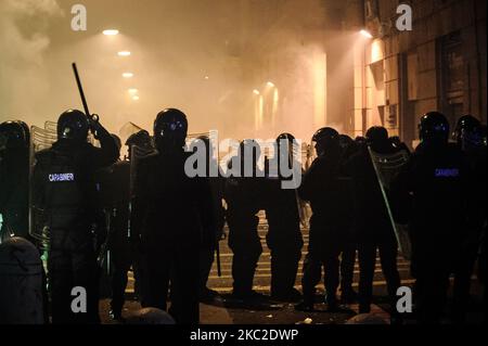 Les citoyens et les commerçants protestent avec des affrontements contre la police après le couvre-feu imposé par le gouverneur de la région Campanie Vincenzo de Luca pour contenir la propagation du virus Covid-19, comme une forme de protestation contre le couvre-feu et Lockdown, près du palais de la région de Naples, Italie sur 23 octobre 2020. Le lock-down après 11pm et l'interdiction interrégionale de voyager, imposée comme une forme de confinement du virus Covid-19 par le Président de la région Campanie Vincenzo de Luca ces derniers jours et en vigueur aujourd'hui sur 23 octobre 2020, a provoqué une série de protestations et de désapprobation par citi Banque D'Images