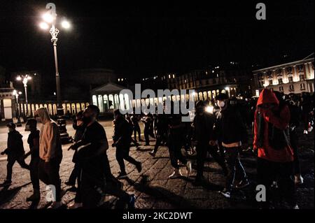 Les citoyens et les commerçants protestent avec des affrontements contre la police après le couvre-feu imposé par le gouverneur de la région Campanie Vincenzo de Luca pour contenir la propagation du virus Covid-19, comme une forme de protestation contre le couvre-feu et Lockdown, près du palais de la région de Naples, Italie sur 23 octobre 2020. Le lock-down après 11pm et l'interdiction interrégionale de voyager, imposée comme une forme de confinement du virus Covid-19 par le Président de la région Campanie Vincenzo de Luca ces derniers jours et en vigueur aujourd'hui sur 23 octobre 2020, a provoqué une série de protestations et de désapprobation par citi Banque D'Images