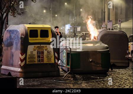 Les citoyens et les commerçants protestent avec des affrontements contre la police après le couvre-feu imposé par le gouverneur de la région Campanie Vincenzo de Luca pour contenir la propagation du virus Covid-19, comme une forme de protestation contre le couvre-feu et Lockdown, près du palais de la région de Naples, Italie sur 23 octobre 2020. Le lock-down après 11pm et l'interdiction interrégionale de voyager, imposée comme une forme de confinement du virus Covid-19 par le Président de la région Campanie Vincenzo de Luca ces derniers jours et en vigueur aujourd'hui sur 23 octobre 2020, a provoqué une série de protestations et de désapprobation par citi Banque D'Images