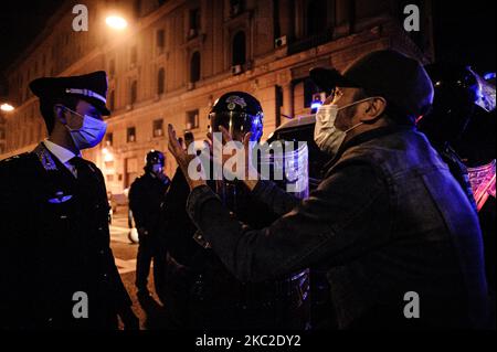 Les citoyens et les commerçants protestent avec des affrontements contre la police après le couvre-feu imposé par le gouverneur de la région Campanie Vincenzo de Luca pour contenir la propagation du virus Covid-19, comme une forme de protestation contre le couvre-feu et Lockdown, près du palais de la région de Naples, Italie sur 23 octobre 2020. Le lock-down après 11pm et l'interdiction interrégionale de voyager, imposée comme une forme de confinement du virus Covid-19 par le Président de la région Campanie Vincenzo de Luca ces derniers jours et en vigueur aujourd'hui sur 23 octobre 2020, a provoqué une série de protestations et de désapprobation par citi Banque D'Images