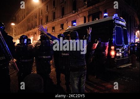 Les citoyens et les commerçants protestent avec des affrontements contre la police après le couvre-feu imposé par le gouverneur de la région Campanie Vincenzo de Luca pour contenir la propagation du virus Covid-19, comme une forme de protestation contre le couvre-feu et Lockdown, près du palais de la région de Naples, Italie sur 23 octobre 2020. Le lock-down après 11pm et l'interdiction interrégionale de voyager, imposée comme une forme de confinement du virus Covid-19 par le Président de la région Campanie Vincenzo de Luca ces derniers jours et en vigueur aujourd'hui sur 23 octobre 2020, a provoqué une série de protestations et de désapprobation par citi Banque D'Images