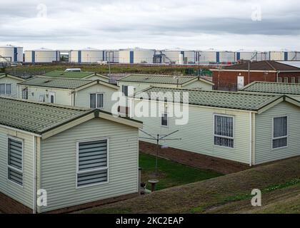 Parc mobile à proximité de réservoirs de stockage de pétrole sur l'île Canvey, Essex Banque D'Images