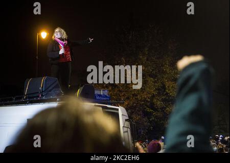 Après que la Cour constitutionnelle ait interdit les avortements la veille, des milliers de jeunes ont défilé à travers Varsovie pour protester contre le gouvernement, le parti au pouvoir Prawo i Sprawiedliwosc (droit et justice) et son dirigeant Jaroslaw Kaczynski qui se tient à la tête de toutes les décisions. La manifestation a commencé à côté de la maison de Kaczynski et s'est terminée à côté de la propriété du gouvernement où il se cachait prétendument. Sur 23 octobre 2020 à Varsovie, Pologne. (Photo de Piotr Lapinski/NurPhoto) Banque D'Images