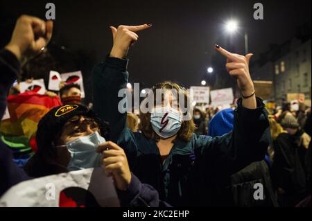 Après que la Cour constitutionnelle ait interdit les avortements la veille, des milliers de jeunes ont défilé à travers Varsovie pour protester contre le gouvernement, le parti au pouvoir Prawo i Sprawiedliwosc (droit et justice) et son dirigeant Jaroslaw Kaczynski qui se tient à la tête de toutes les décisions. La manifestation a commencé à côté de la maison de Kaczynski et s'est terminée à côté de la propriété du gouvernement où il se cachait prétendument. Sur 23 octobre 2020 à Varsovie, Pologne. (Photo de Piotr Lapinski/NurPhoto) Banque D'Images
