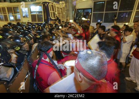 Octobre 24, 2020, Séoul, Corée du Sud - dans cette photo est le fichier photos. Les manifestants se sont mis à prendre la police contre les émeutes avant de manifester contre le scandale X-File du groupe Samsung devant le siège social du groupe Samsung à Séoul, en Corée du Sud, le 6 septembre 2005. Le scandale X-file est un scandale politique sud-coréen de 2005. Le scandale tourne autour de la publication de conversations à fil avec les médias. Beaucoup de ces conversations ont porté sur des politiciens conservateurs du Grand Parti national qui avaient organisé des pots-de-vin lors de l'élection présidentielle sud-coréenne de 1997. Les bandes ont été fabriquées illégalement. Le scandale s'est récemment élargi Banque D'Images