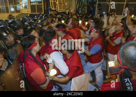 Octobre 24, 2020, Séoul, Corée du Sud - dans cette photo est le fichier photos. Les manifestants se sont mis à prendre la police contre les émeutes avant de manifester contre le scandale X-File du groupe Samsung devant le siège social du groupe Samsung à Séoul, en Corée du Sud, le 6 septembre 2005. Le scandale X-file est un scandale politique sud-coréen de 2005. Le scandale tourne autour de la publication de conversations à fil avec les médias. Beaucoup de ces conversations ont porté sur des politiciens conservateurs du Grand Parti national qui avaient organisé des pots-de-vin lors de l'élection présidentielle sud-coréenne de 1997. Les bandes ont été fabriquées illégalement. Le scandale s'est récemment élargi Banque D'Images