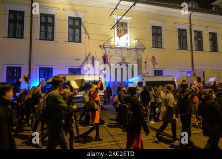 Les activistes passent à côté du Palais des évêques et de la « fenêtre papale » lors d'une manifestation Pro-Choice dans le centre de Cracovie. La Cour suprême polonaise a statué jeudi, 22 octobre, que la loi autorisant l'interruption de grossesse en raison de lésions fœtales est inconstitutionnelle, resserrant effectivement l'un des régimes d'avortement les plus stricts d'Europe.le vendredi, 23 octobre 2020, à Cracovie, en Pologne. (Photo par Artur Widak/NurPhoto) Banque D'Images