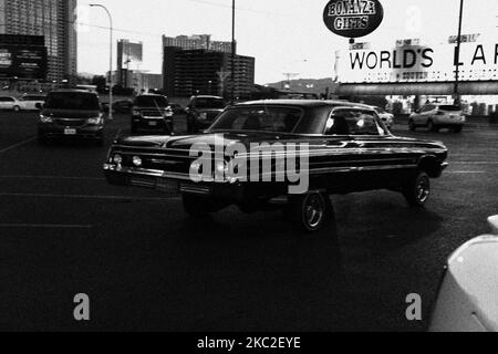 Une belle photo d'une vieille voiture scolaire dans les rues de Las Vegas en niveaux de gris Banque D'Images