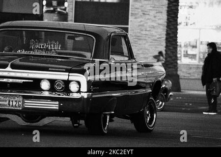 Une belle photo d'une vieille voiture scolaire dans les rues de Las Vegas en niveaux de gris Banque D'Images