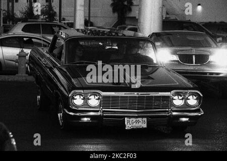 Une belle photo d'une vieille voiture scolaire dans les rues de Las Vegas en niveaux de gris Banque D'Images