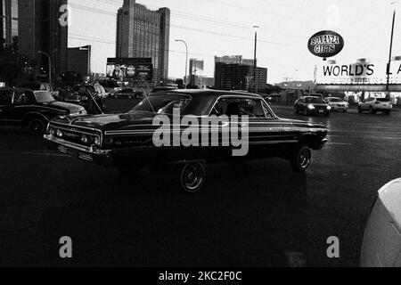 Une belle photo d'une vieille voiture scolaire dans les rues de Las Vegas en niveaux de gris Banque D'Images