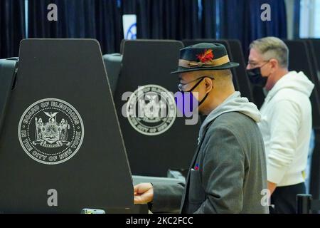 Les gens ont voté à Madison Square Garden lors du vote précoce pour l'élection présidentielle américaine sur 24 octobre 2020 à New York. En raison du coronavirus et des préoccupations sociales de distanciation l'État de New York permet le vote par anticipation pour la première fois. (Photo de John Nacion/NurPhoto) Banque D'Images