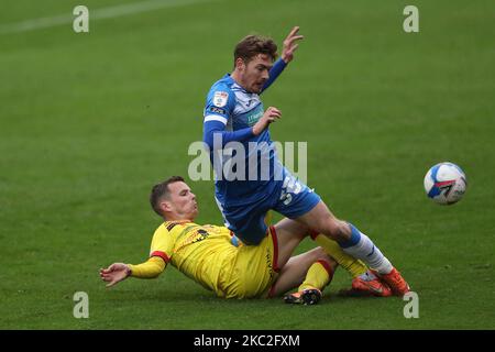 Luke James de Barrow en action avec Liam Kinsella de Walsall lors du match de la Sky Bet League 2 entre Barrow et Walsall à la rue Holker, Barrow-in-Furness, le samedi 24th octobre 2020. (Photo de Mark Fletcher/MI News/NurPhoto) Banque D'Images