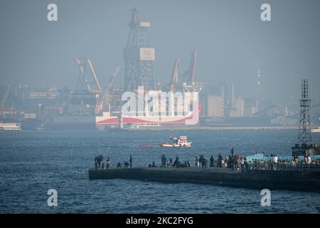 Le 24 octobre 2020, le navire de forage Kanuni a été amarré dans le port de Haydarpasa d'Istanbul, en Turquie, pour entretien avant de procéder à des forages en mer Noire. (Photo de Diego Cupolo/NurPhoto) Banque D'Images