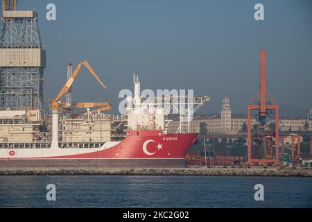 Le 24 octobre 2020, le navire de forage Kanuni a été amarré dans le port de Haydarpasa d'Istanbul, en Turquie, pour entretien avant de procéder à des forages en mer Noire. (Photo de Diego Cupolo/NurPhoto) Banque D'Images