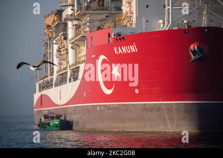 Le 24 octobre 2020, le navire de forage Kanuni a été amarré dans le port de Haydarpasa d'Istanbul, en Turquie, pour entretien avant de procéder à des forages en mer Noire. (Photo de Diego Cupolo/NurPhoto) Banque D'Images