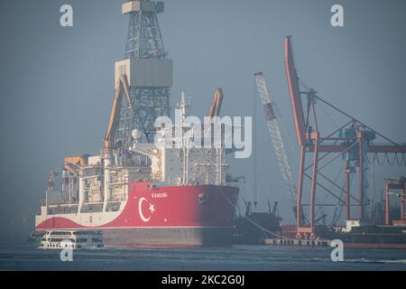 Le 24 octobre 2020, le navire de forage Kanuni a été amarré dans le port de Haydarpasa d'Istanbul, en Turquie, pour entretien avant de procéder à des forages en mer Noire. (Photo de Diego Cupolo/NurPhoto) Banque D'Images