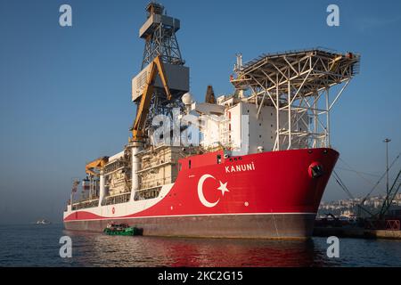 Le 24 octobre 2020, le navire de forage Kanuni a été amarré dans le port de Haydarpasa d'Istanbul, en Turquie, pour entretien avant de procéder à des forages en mer Noire. (Photo de Diego Cupolo/NurPhoto) Banque D'Images