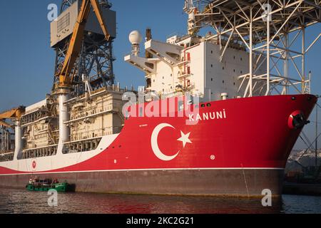 Le 24 octobre 2020, le navire de forage Kanuni a été amarré dans le port de Haydarpasa d'Istanbul, en Turquie, pour entretien avant de procéder à des forages en mer Noire. (Photo de Diego Cupolo/NurPhoto) Banque D'Images