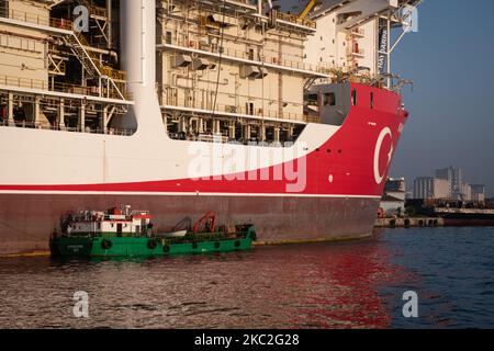 Le 24 octobre 2020, le navire de forage Kanuni a été amarré dans le port de Haydarpasa d'Istanbul, en Turquie, pour entretien avant de procéder à des forages en mer Noire. (Photo de Diego Cupolo/NurPhoto) Banque D'Images