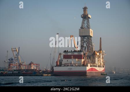 Le 24 octobre 2020, le navire de forage Kanuni a été amarré dans le port de Haydarpasa d'Istanbul, en Turquie, pour entretien avant de procéder à des forages en mer Noire. (Photo de Diego Cupolo/NurPhoto) Banque D'Images