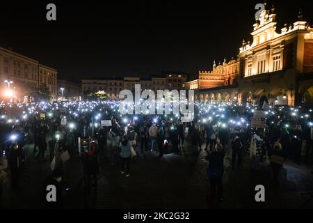 Des milliers de personnes ont défilé ce soir à Cracovie et dans d'autres villes polonaises pour le troisième jour dans une rangée de manifestations contre l'interdiction quasi totale de l'avortement. La protestation est une réaction directe à la décision de jeudi de la Cour suprême de Pologne selon laquelle la loi existante autorisant l'interruption de grossesse pour fœtus est contraire à la constitution, ce qui a pour effet de resserrer l'un des régimes d'avortement les plus stricts d'Europe. Samedi, 24 octobre 2020, à Cracovie, en Pologne. (Photo par Artur Widak/NurPhoto) Banque D'Images