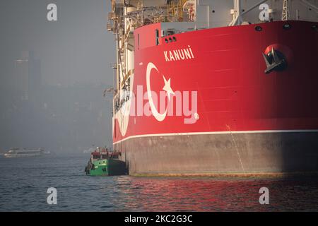 Le 24 octobre 2020, le navire de forage Kanuni a été amarré dans le port de Haydarpasa d'Istanbul, en Turquie, pour entretien avant de procéder à des forages en mer Noire. (Photo de Diego Cupolo/NurPhoto) Banque D'Images