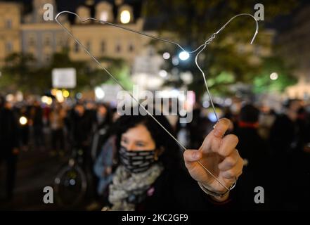 Des milliers de personnes ont défilé ce soir à Cracovie et dans d'autres villes polonaises pour le troisième jour dans une rangée de manifestations contre l'interdiction quasi totale de l'avortement. La protestation est une réaction directe à la décision de jeudi de la Cour suprême de Pologne selon laquelle la loi existante autorisant l'interruption de grossesse pour fœtus est contraire à la constitution, ce qui a pour effet de resserrer l'un des régimes d'avortement les plus stricts d'Europe. Samedi, 24 octobre 2020, à Cracovie, en Pologne. (Photo par Artur Widak/NurPhoto) Banque D'Images