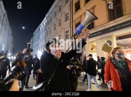 Des milliers de personnes ont défilé ce soir à Cracovie et dans d'autres villes polonaises pour le troisième jour dans une rangée de manifestations contre l'interdiction quasi totale de l'avortement. La protestation est une réaction directe à la décision de jeudi de la Cour suprême de Pologne selon laquelle la loi existante autorisant l'interruption de grossesse pour fœtus est contraire à la constitution, ce qui a pour effet de resserrer l'un des régimes d'avortement les plus stricts d'Europe. Samedi, 24 octobre 2020, à Cracovie, en Pologne. (Photo par Artur Widak/NurPhoto) Banque D'Images