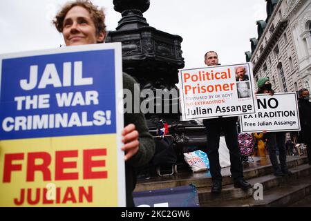 Des militants appelant à la libération du fondateur de WikiLeaks, Julian Assange, manifestent à Piccadilly Circus à Londres, en Angleterre, sur 24 octobre 2020. Assange est actuellement détenu à la prison de Belmarsh, à Londres, tandis que les procédures d'extradition américaines contre lui se poursuivent devant les tribunaux. (Photo de David Cliff/NurPhoto) Banque D'Images