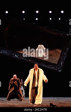 l-r: George Anton (Segismundo, Prince de Pologne), Jeffery Kissoon (Basilio, Roi de Pologne) dans LA VIE EST Un RÊVE de Pedro Calderon de la Barca au Royal Lyceum Theatre, Édimbourg 17/08/1998 une production du Festival International d'Édimbourg Traduction en anglais: John Clifford Set design: Carles Pujol & Calixto Bieito costumes: Fusionner Paloma Lighting: Xavier Clot directeur: Calixto Bieito Banque D'Images