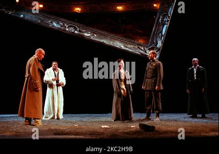 l-r: George Anton (Segismundo), Jeffery Kissoon (Basilio), Olwen Fouere (Rosaura), Simon Turner (soldat), Nicholas Bailey (Astolfo) dans LA VIE EST Un RÊVE de Pedro Calderon de la Barca au Royal Lyceum Theatre, Édimbourg 17/08/1998 une production du Festival International d'Édimbourg Traduction en anglais: John Clifford Set design: Carles Pujol & Calixto Bieito costumes: Fusion Paloma éclairage: Xavier Clot directeur: Calixto Bieito Banque D'Images