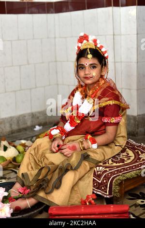 La Déesse Durga est adorée sous diverses formes pendant son séjour ici. L'une de ces formes est le ''Kumari'', jeunes filles prépubères comme manifestations de l'énergie divine féminine ou devi. Ce moule est la forme la plus puissante de Mahashakti. Sur Maha Navami Kashyapi Mukherjee qui a 8 ans est adorée comme une Déesse vivante pendant Kumari Puja d'une famille royale.Note importante: Selon les membres de la famille cette année en raison de la haute alerte de COVID 19 il y a beaucoup de règles strictes suivies pendant le temps de Durga Puja. Seuls les membres de la famille sont autorisés dans le campus, les personnes extérieures ne sont pas autorisées. M Banque D'Images