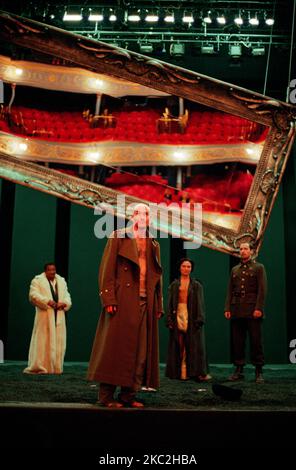 l-r: Jeffery Kissoon (Basilio), George Anton (Segismundo), Olwen Fouere (Roaura), Simon Turner (soldat) dans LA VIE EST Un RÊVE de Pedro Calderon de la Barca au Royal Lyceum Theatre, Édimbourg 17/08/1998 une production du Festival International d'Édimbourg Traduction en anglais: John Clifford Set design: Carles Pujoxito et costumes: Calixito Fusionner Paloma Lighting: Xavier Clot directeur: Calixto Bieito Banque D'Images