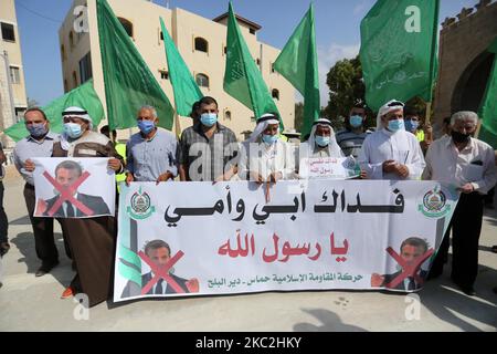 Des manifestants palestiniens lèvent des pancartes lors d'un rassemblement pour protester contre les commentaires du président français Emmanuel Macron sur les dessins animés du prophète Mahomet, à Deir al-Balah, dans le centre de la bande de Gaza, sur 25 octobre 2020. (Photo de Majdi Fathi/NurPhoto) Banque D'Images