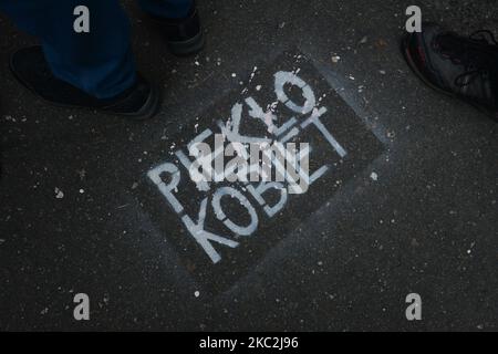 Un graffiti "l'Enfer des femmes" vu dans la rue en face du Palais de l'évêque, le siège de la Curie métropolitaine de Cracovie. Des milliers de personnes de tous âges ont marché à nouveau à Cracovie et dans d'autres villes polonaises pour le quatrième jour dans une rangée de protestations contre la nouvelle loi sur l'avortement. La protestation est une réaction directe à la décision de jeudi de la Cour suprême de Pologne selon laquelle la loi existante autorisant l'interruption de grossesse pour fœtus est contraire à la constitution, ce qui a pour effet de resserrer l'un des régimes d'avortement les plus stricts d'Europe. Sur 25 octobre 2020, à Cracovie, en Pologne. (Photo par Artur Widak/NurPhoto) Banque D'Images